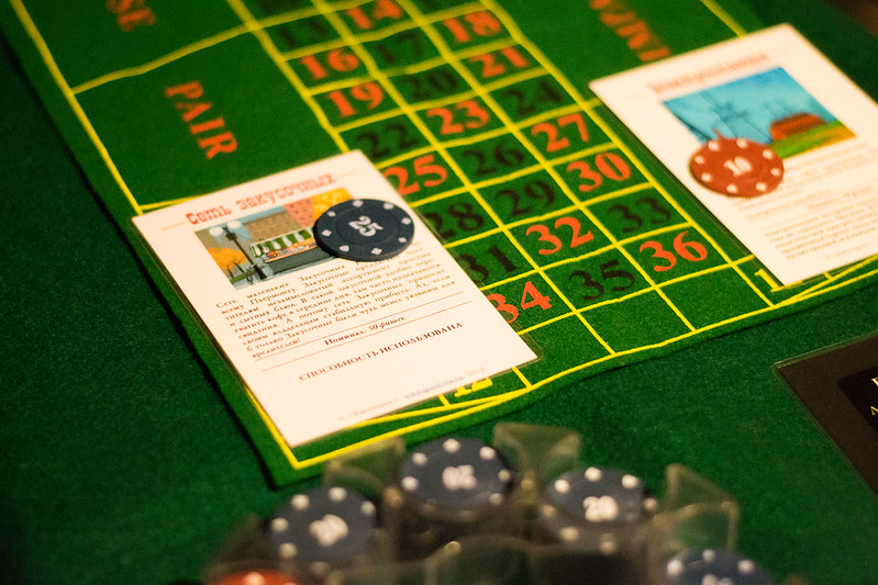 Ведущий развлекает гостей на корпоративе в Донецке