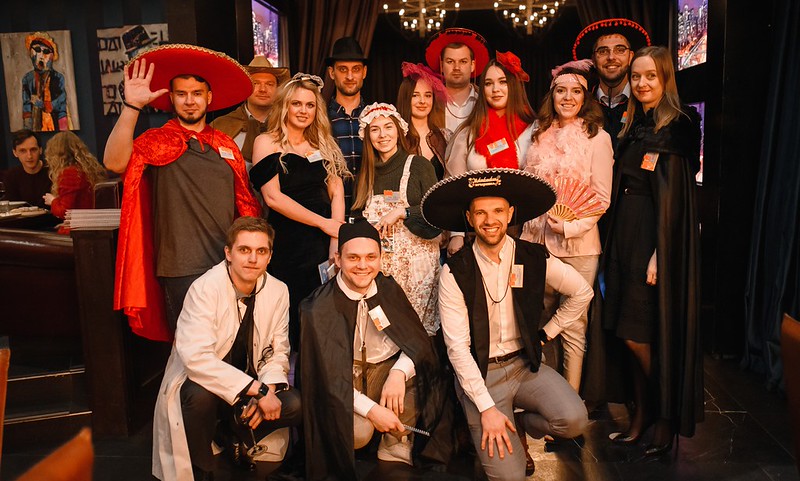 Корпоратив на Новый год в Донецке — празднично украшенный банкетный зал