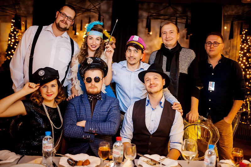 Команда компании празднует Новый год в ресторане Донецке